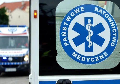 Kobieta zmarła na schodach przychodni. Ciało leżało trzy godziny, obok przechodzili pacjenci