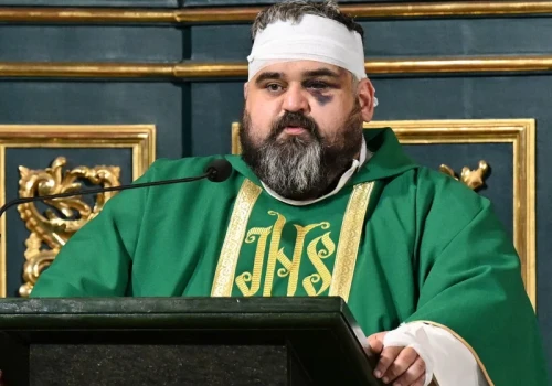 Poruszające sceny w Jarosławiu. Ranny ksiądz stanął przy ołtarzu