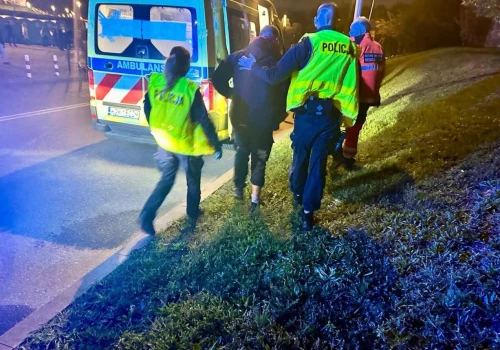 Policjanci pomogli rannemu mężczyźnie na Stadionie Narodowym