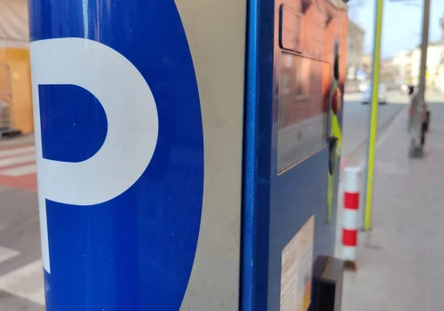 Kierowcy w Krakowie, uważajcie na te kody QR. Pojawiły się na parkomatach. Sprawa zgłoszona na policję