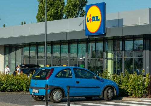 Nowe zasady na parkingach Lidla. Klienci nie muszą pobierać biletu i instalować aplikacji