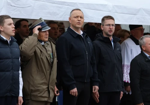 Miesiąc miodowy już dawno minął. Nawet pod wpisami Nawrockiego widać zmianę