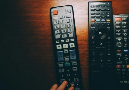 Do czego służą kolorowe przyciski na pilocie do TV? Mało kto wie