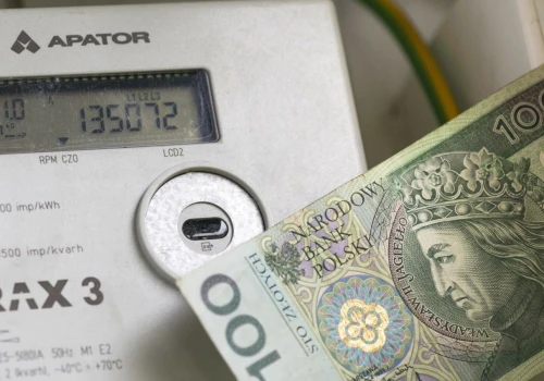 336,16 zł dopłaty do prądu od ZUS bez względu na dochód. Te osoby dostaną pieniądze