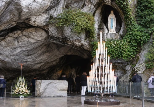 Lourdes – sanktuarium przyciągające miliony katolików, do którego przybywa trzeci papież
