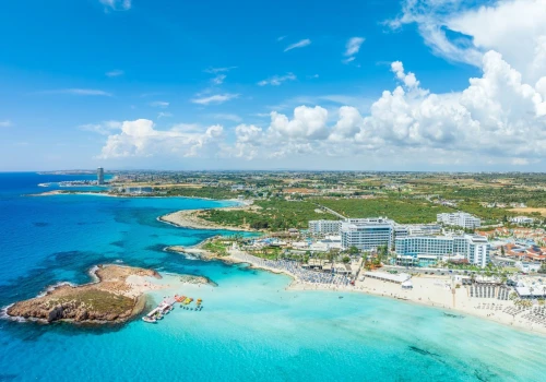 Słoneczny Cypr zamiast zimy ⛱️🌞 Loty + hotel przy plaży za 769 PLN 🌊👣