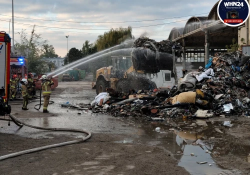 Pożar śmieci w hali na warszawskiej Białołęce