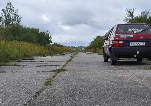 Kiedyś przebiegała tędy niemiecka autostrada. Dzisiaj można tędy dojechać tylko na pobliskie pole