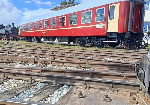 Zabytkowy wagon Wars wrócił do życia w Muzeum Kolejnictwa w Jaworzynie Śląskiej