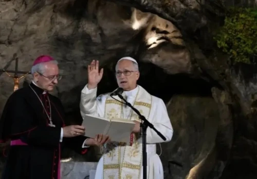 Tłumy wiernych na błoniach sanktuarium w Lourdes. Mszę odprawi papież Leon XIV