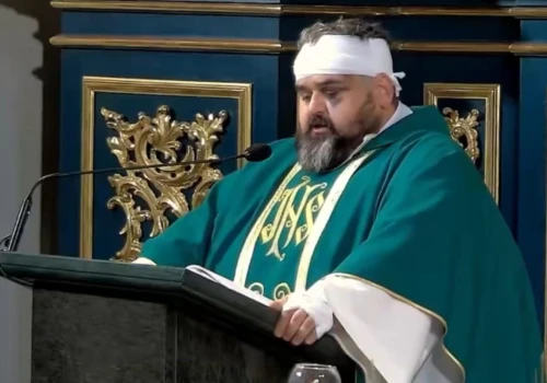 Ranny ksiądz stanął przy ołtarzu. Jego słowa po ataku poruszają. „Wybaczamy”