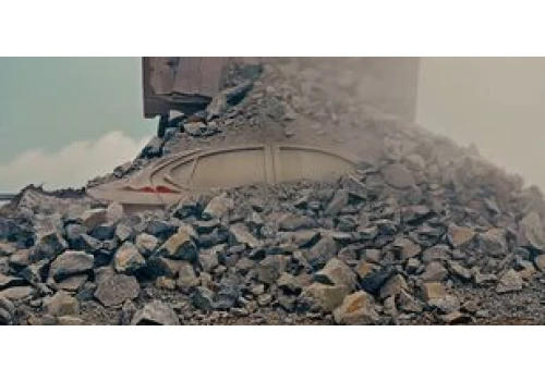 Wideo: Zasypali nowe auto 20 tonami gruzu. Po co?