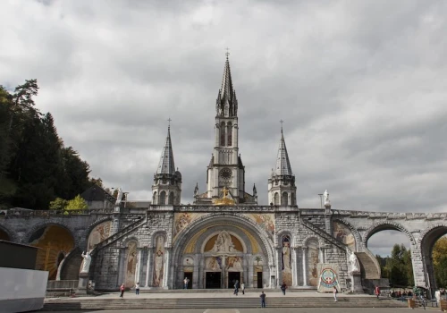 Papież Leon XIV odprawił mszę w Lourdes. 150 tysięcy wiernych