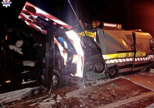 Nocny wypadek na S17. Trzy pasażerki busa trafiły do szpitala