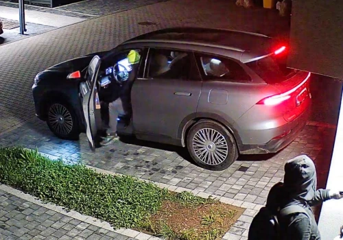 Nocny atak na chińskie auta. Jedno otworzyli w kilka sekund