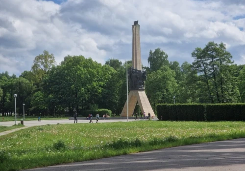 Plac Pod Żyrafą jako parking? Radny proponuje udostępnienie terenu w tygodniu