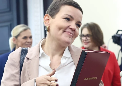 Ministerka kultury zaskoczyła na wybiegu. Modelką została nie bez powodu