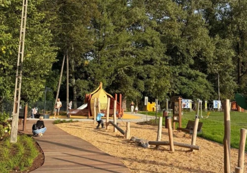 Nowy plac zabaw już otwarty. Dzieci mają tu mnóstwo atrakcji
