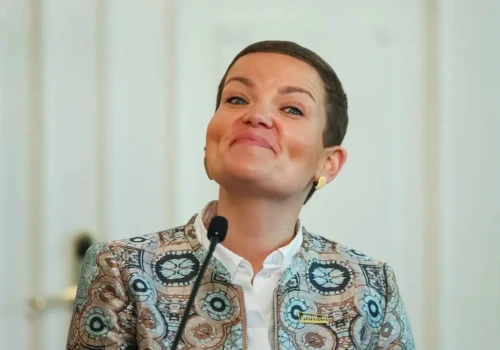 Minister kultury na pokazie mody. Cienkowska tłumaczy się z występu. W tle - publiczna kasa