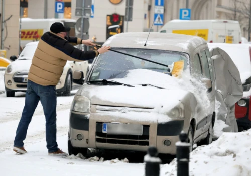 Tysiące kierowców rezygnuje z „zimówek”. Sprawdź to, zanim postawisz na opony całoroczne
