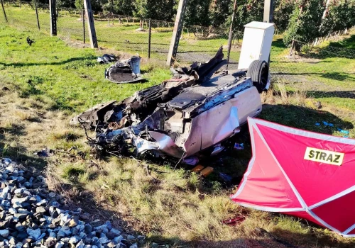 Kolejna tragedia na przejeździe kolejowym. Nie żyje młody kierowca