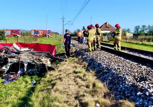 Czarna seria na polskich torach. Samochód wjechał pod pociąg, jest ofiara