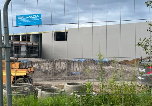 Olsztynek. Burmistrz nakazał usunięcie odpadów, a szkodliwe pyły nadal trują ludzi