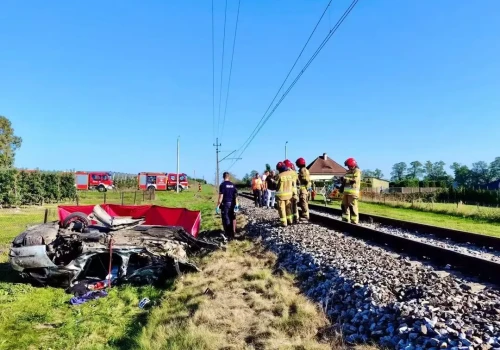 Osobówka wjechała pod pociąg, w środku dwie młode osoby