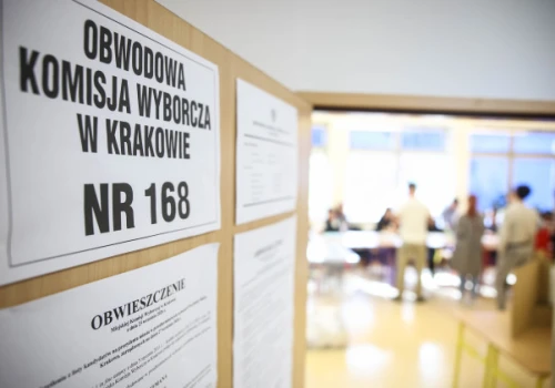 Incydent w lokalu wyborczym w Krakowie. Mężczyźnie grozi więzienie