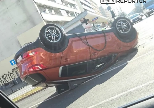 Wypadek na Ochocie — auto dachowało. Jedna osoba trafiła do szpitala