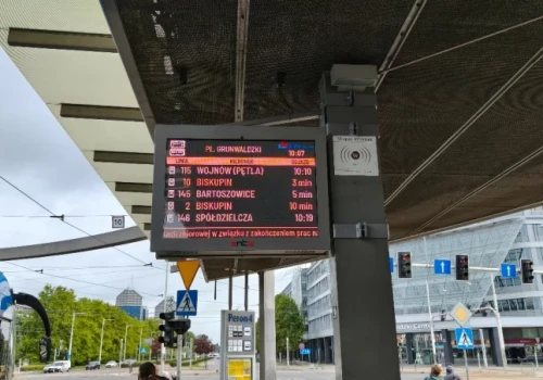 Koniec z awariami ekranów MPK? We Wrocławiu pojawiły się nowe tablice
