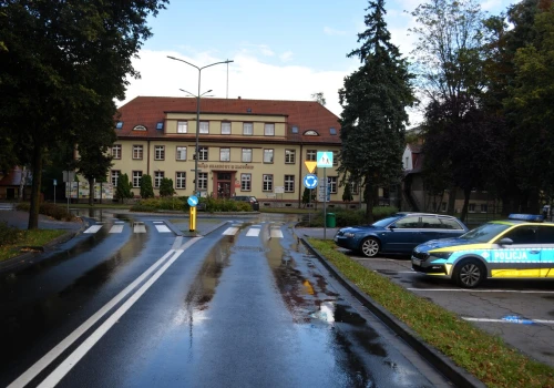 Uwaga! Rowerzystka potrącona przez nieustalony pojazd. Policja szuka świadków i apeluje o pomoc