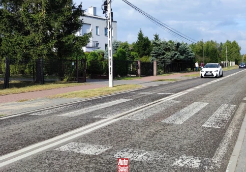 Nie ma zebry, ale pieszy ma pierwszeństwo. Decyduje jeden ruch kierownicą