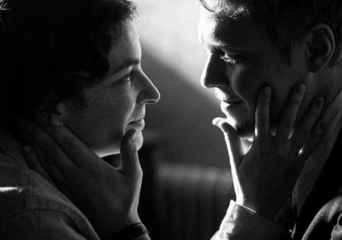 Połączyła ich więzienna ściana. Zobaczyli się dopiero na ślubie. Film o ich miłości zmierza do kin