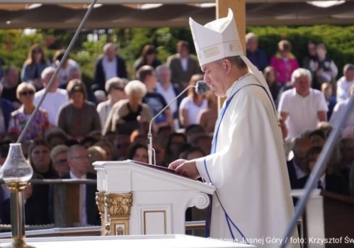 Jasna Góra/ Abp Zieliński: chcą za rodziny decydować, co dzieci mają jeść, jak żyć, co mówić