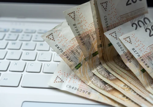 Znana twarz może cię zwieść. Polacy stracili już około 537 mln zł