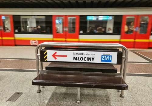 W warszawskim metrze pojawiły się nowe oznaczenia. Pasażerowie powinni wiedzieć, dokąd prowadzą