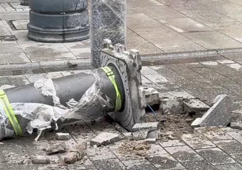 Teraz przed „antyterrorystycznymi” słupkami za 6 mln zł ustawiono… barierki