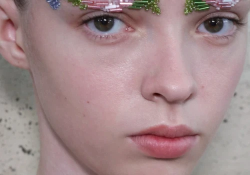 Nie laminacja i nie microblading. Simone Rocha pokazała najbardziej zaskakujący trend na brwi