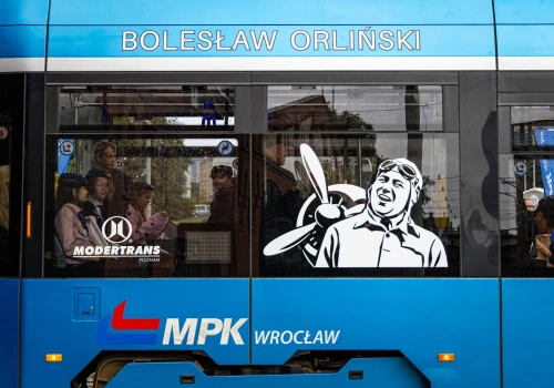 Legendarny pilot „wozi” już pasażerów tramwaju po Wrocławiu