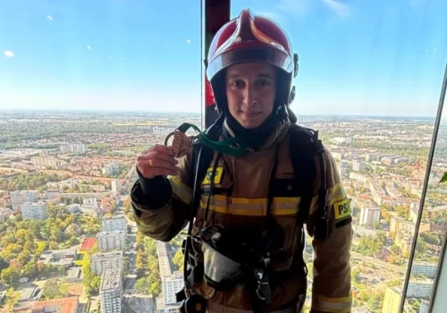 49 pięter, obciążenie i walka z czasem. Strażak z Łomży kontra Sky Tower