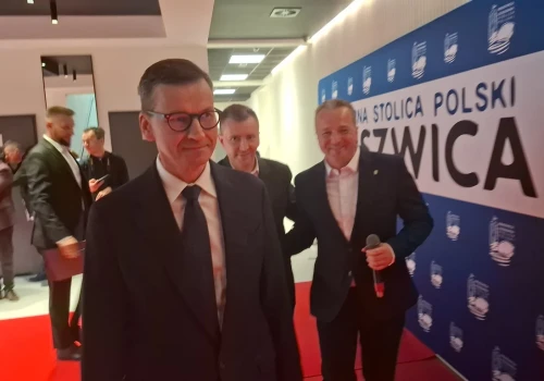 Były premier na otwarciu domu kultury w Kruszwicy. Padają zarzuty, że zrobiono z tego więc polityczny