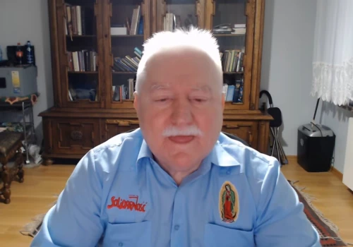 Lech Wałęsa grzmi i beszta krytyków. „Dokonał tego analfabeta…”