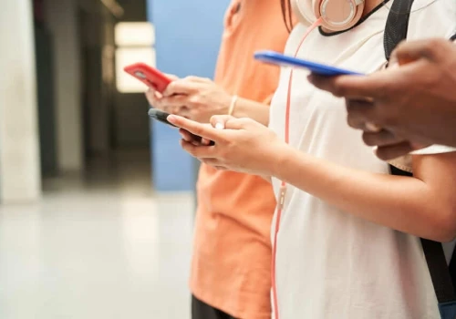 Szafki na telefony w szkole. Jak uporządkować przechowywanie smartfonów uczniów?