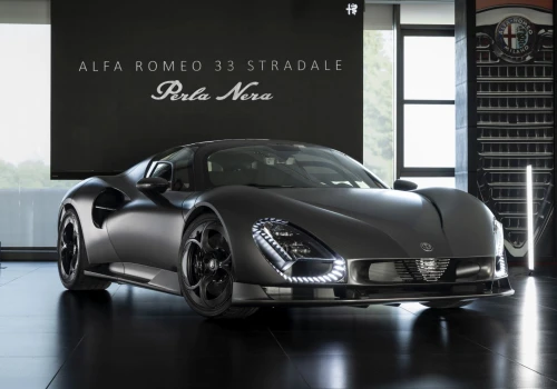 Unikat. Nowa Alfa Romeo 33 Stradale „Perla Nera” wystawiona w muzeum w Arese