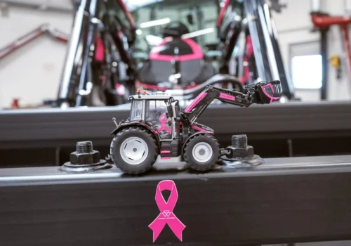Massey Ferguson w różu. Ten ciągnik powstał w szczególnym celu