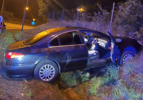 Ponad 2 promile i brak prawa jazdy. 50-latek wjechał w skarpę na obwodnicy
