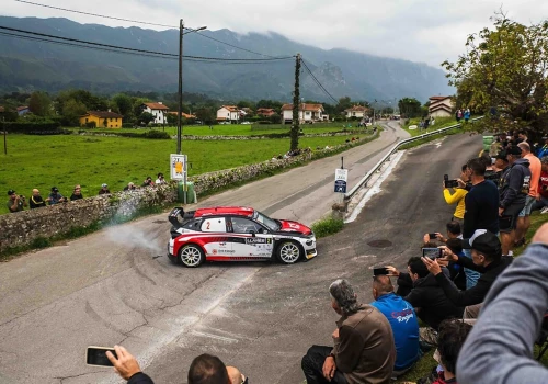 Lancia prowadziła w Llanes, potem przebiła dwie opony. Rajd przerwano po tragedii