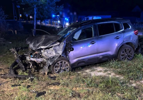 Jechała po pijanemu, rozbiła auto w rowie. Samochód sam wezwał policję