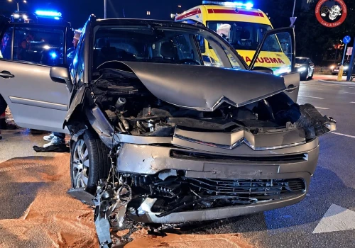 Pilny wypadek w Warszawie. Zderzenie dwóch samochodów, są osoby poszkodowane